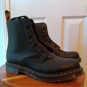 Dr. Martens (WMNS) 1460
Pascal Front Retro High Top
Martin boots Black